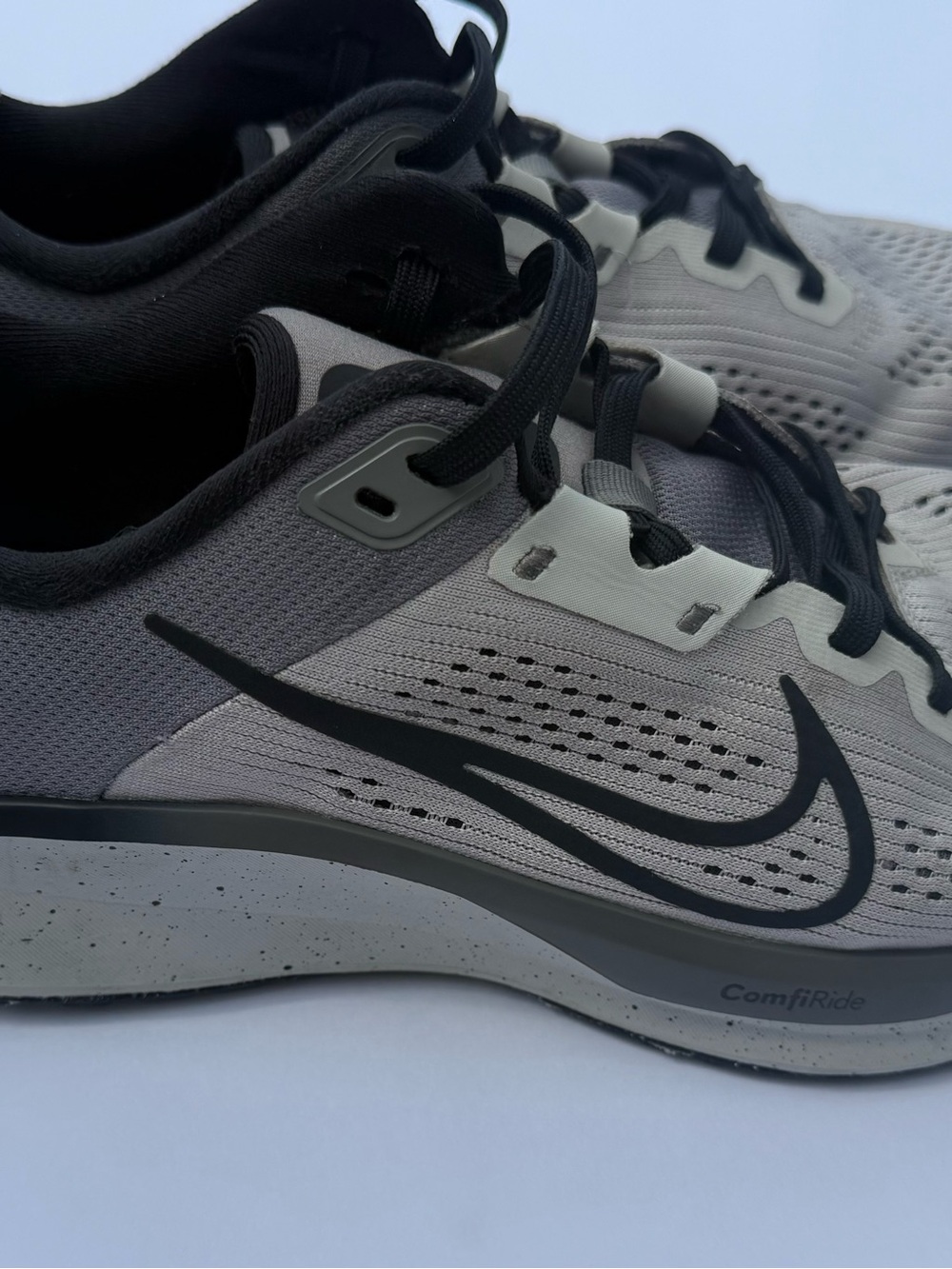 Nike Men’s ComfiRide Athletic Shoes Gray and Black